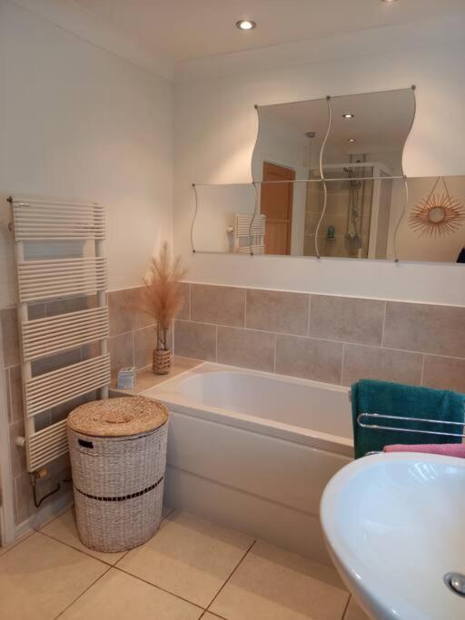Modernised Home With 2 Bedrooms In Cardiff Exterior photo