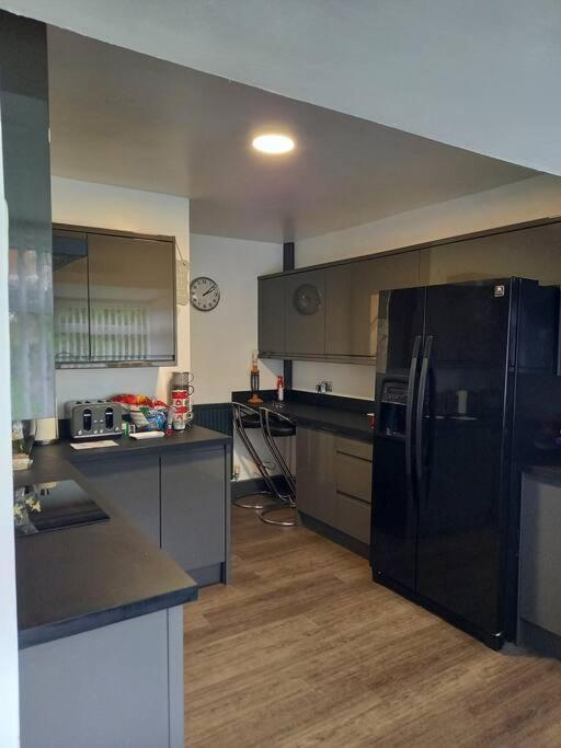 Modernised Home With 2 Bedrooms In Cardiff Exterior photo